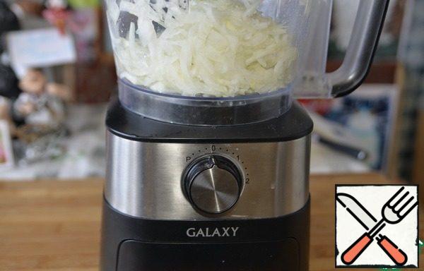Peel the onion and cut into strips. For this purpose, it is convenient to use a food processor chopper.