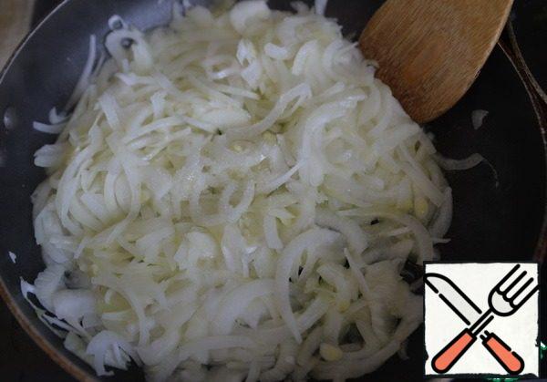 In a hot pan, pour 2 tablespoons of vegetable oil, put the onion, fry until transparent over medium heat, add sugar.