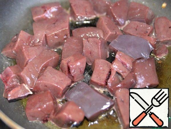 Next, remove the onion from the pan. Wash liver, remove the film, dry, cut into small cubes. Pour the oil into a hot pan and put the liver.