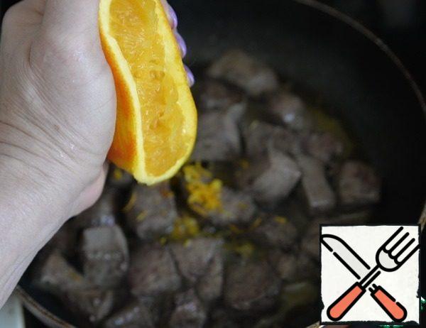 Fry the liver until Golden brown, pour the juice of half an orange, the remaining sherry. RUB a little zest. Stir.