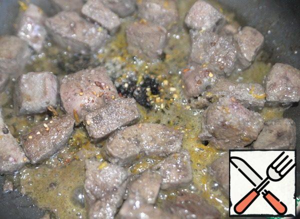Simmer the liver for 15 minutes over medium heat, add salt and freshly ground pepper mixture to taste, and mix.
