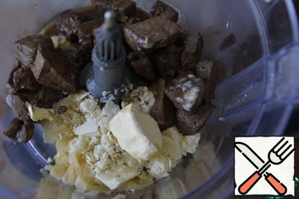 Put the cooled stewed liver, onion, cold butter in the bowl of the combine and pour in the cream.
