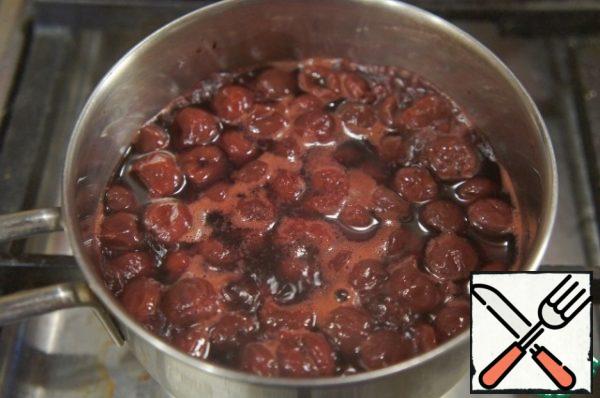 To prepare the products. Remove the cherries from the freezer in advance to thaw them. In a saucepan, pour 200 ml of water, add the cherries, bring to a boil and boil over low heat for 5 minutes, remove from heat.