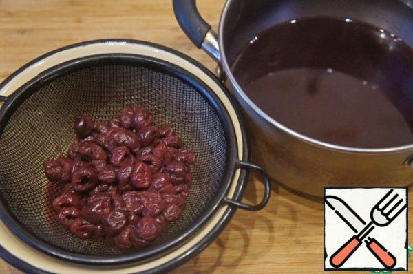 Put the cherries in a colander and leave the broth.