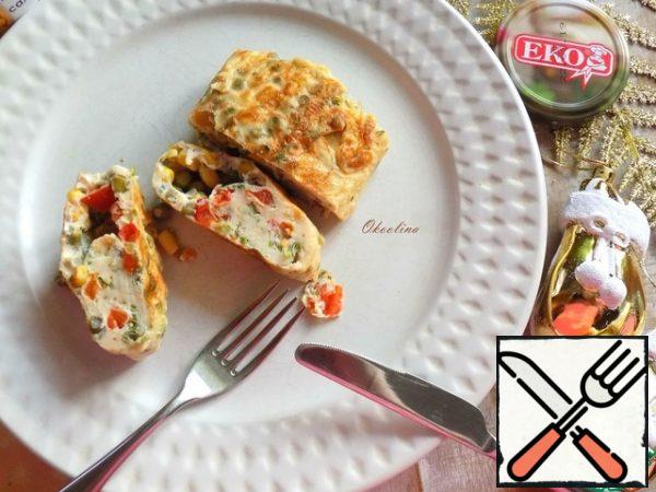 Despite this, it is cool and excellent, with a rich taste. The cooled omelet can be cut into rolls and served as a snack. For example: guests who accidentally descended or simply placed on a festive table, respectively, decorating.