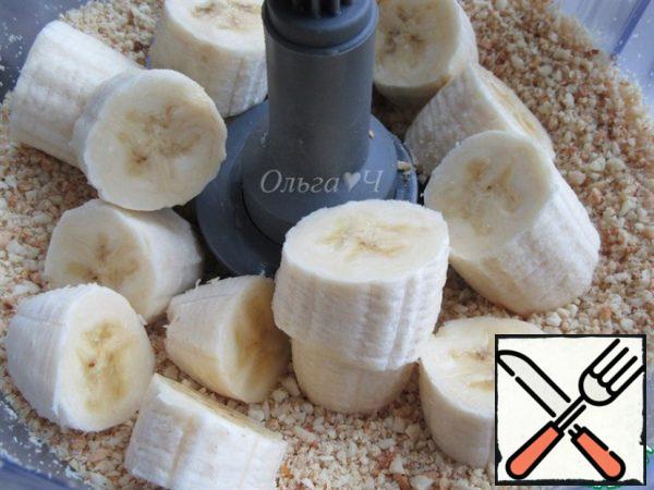 Chop for 15-20 seconds, add coarsely chopped bananas.