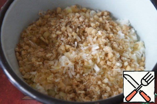 Mash the cheese with a fork. Squeeze the mushrooms from the brine. Chop the nuts. Mix in a bowl.
