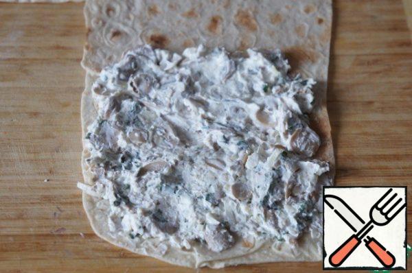 Cut the pita bread into 4 parts and spread the filling.