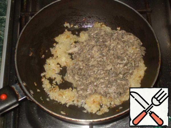 Fry until golden brown. Add mushroom caviar (I have homemade ginger) and fry everything well together.