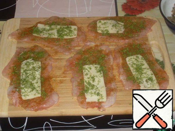 Put thin slices of cheese on the fillet and sprinkle with dill.