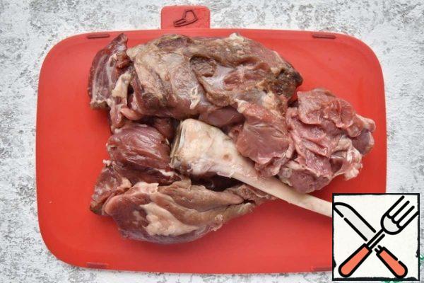 Pre-release the meat from the bone, clean off excess fat and films.