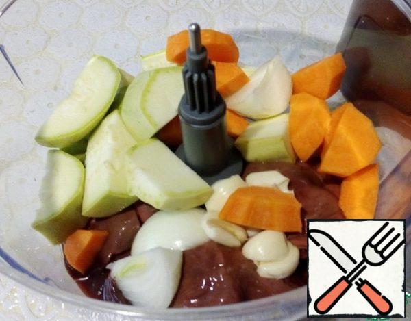 Insert a chopping knife into the bowl of the combine, put out the products: liver, carrots, zucchini, onion, garlic, chop until completely crushed. It will only take one and a half to two minutes.