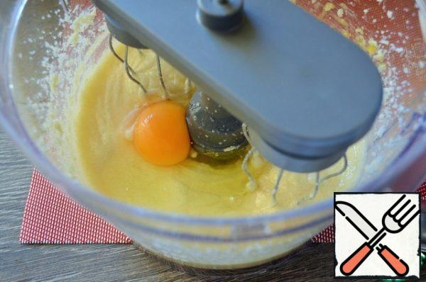 Adding one at a time, drive the eggs into the oil mass.