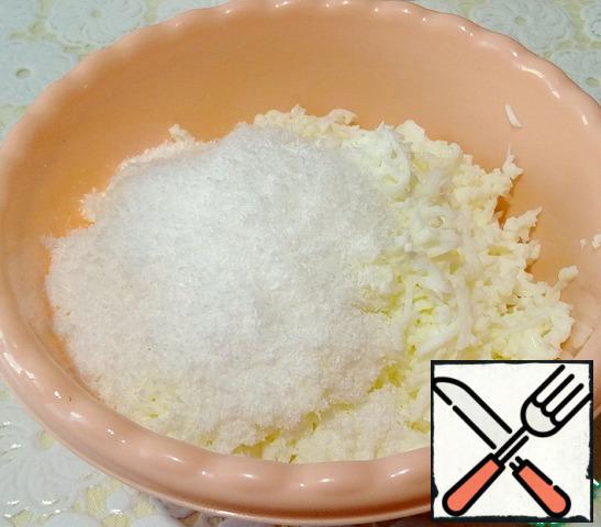Add the coconut shavings to the grated proteins and mix. The whites are wet, and the shavings will make them slightly dry.