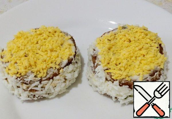 Simply brush the top of the pancakes with mayonnaise and garnish with yolks.