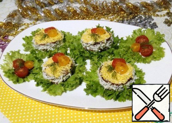 Before serving, place on lettuce leaves and garnish with rings of cherry tomatoes. Enjoy your meal!