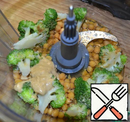In the bowl of the combine, load the chickpeas (leave a little for decoration), broccoli, tahini, oil, lemon juice, salt and spices and whisk, gradually adding the cooled broth to get the desired consistency ( it took me about 100 ml).