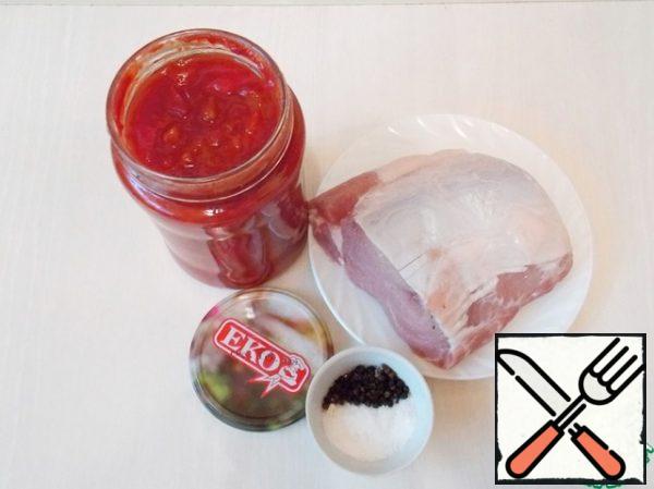 Prepare all the necessary ingredients for cooking chopped baked pork. Wash the meat and dry it very well with a paper towel.
