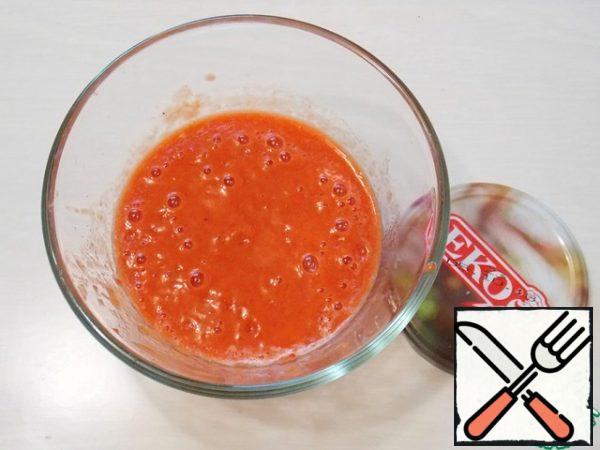 Put the Lecho in a bowl and punch with a blender until smooth.