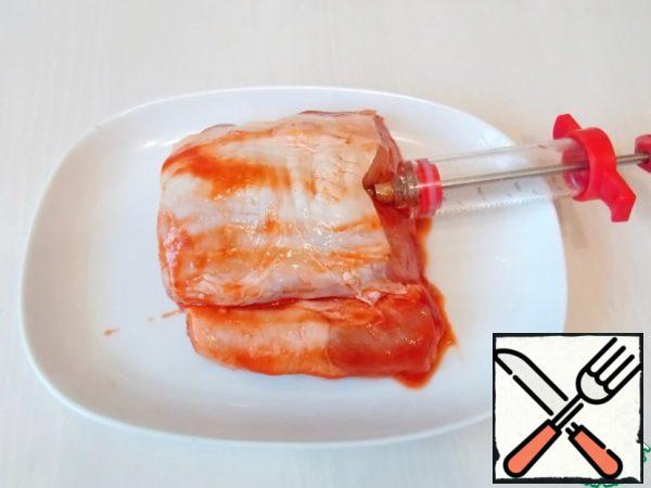 Now we will make our pricked pork. To do this, we will need a special syringe, if you do not have one, buy it, you will not regret it. Fill the syringe with the mass and squirt our meat. If your piece is not thick, do it along the piece. If thick, then from top to bottom.