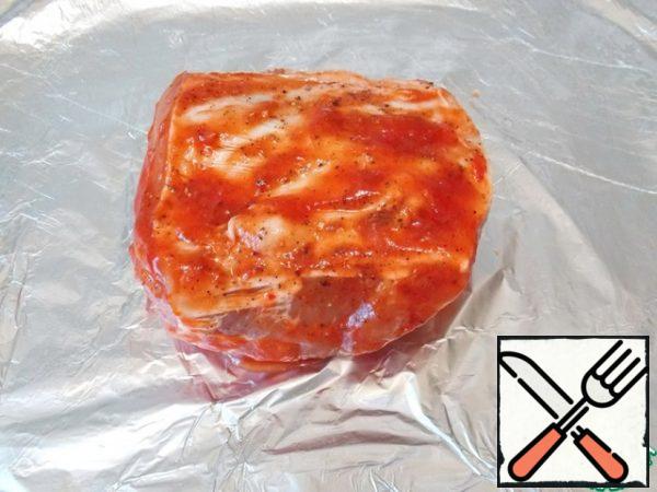 Take a large piece of foil and lubricate with oil. Put the pork and add the remaining sauce.