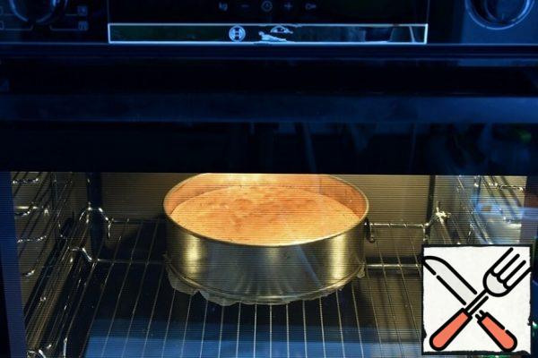 Place the dough form in a preheated oven and bake for half an hour.