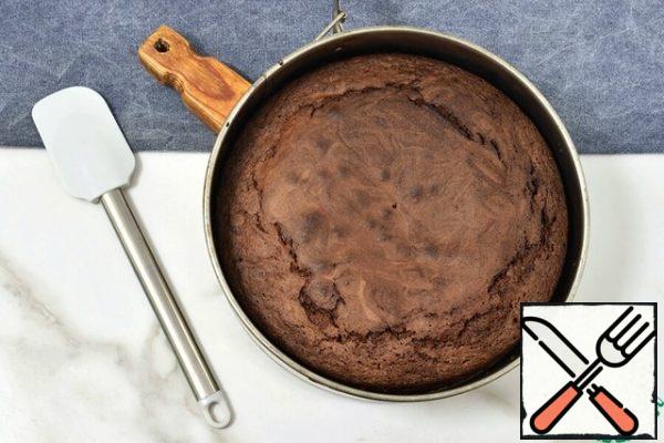 Check the readiness of the dough with a thin stick - it should come out with a small amount of wet crumbs. Do not over-dry the brownies.