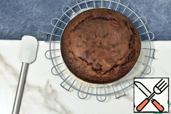 Cool the pie on the grill. Lightly sprinkle cognac on top. Then wrap in plastic wrap and put away in a cool place - from a couple of hours to several days. If there is no time at all, you can only cool it, it will also be delicious.