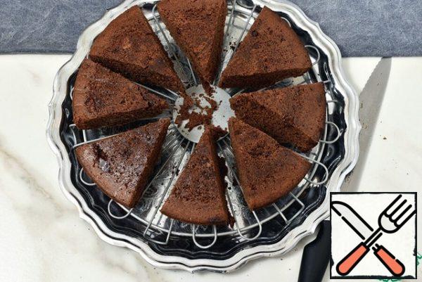 Cut the ripened cake into sectors and put it on the grill, leaving small gaps between the pieces.