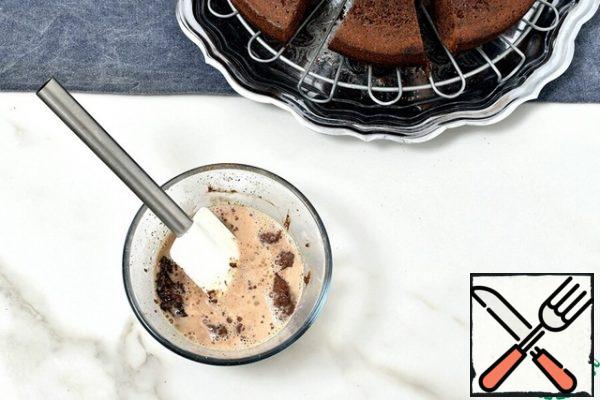 Heat the second 100 ml of heavy cream almost to a boil. Pour the cream over the broken second chocolate bar and let it stand for 5 minutes. Stir the chocolate vigorously until smooth.