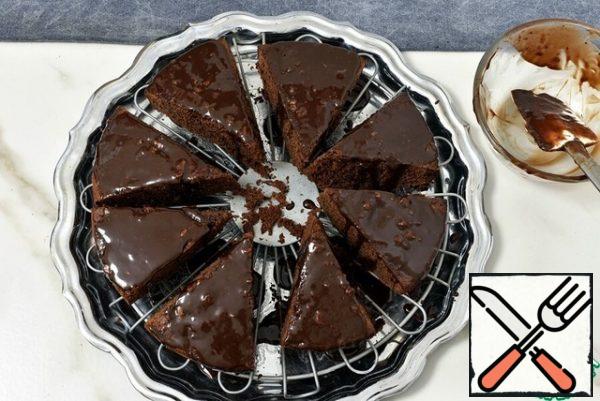 Pour the brownie pieces with chocolate. Let the chocolate set for 15 minutes.