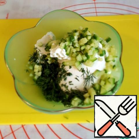 Cut the fresh cucumber into small cubes, chop the dill and add everything to the curd cheese.