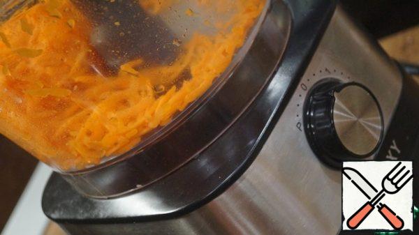 Carrots are crushed in a combine using a blender. You can also grate on a regular grater.