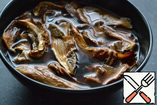 Soak dried mushrooms in cold water for 2 hours.
