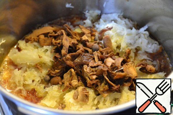 Drain the water from the mushrooms and add to the broth.
Add sauerkraut, allspice and black pepper.
Gently mix. Bring to a boil, reduce the heat and simmer until the cabbage is ready.