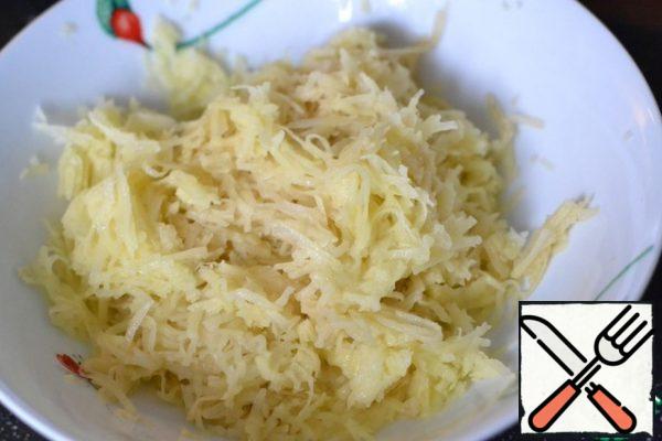 Peel the potatoes and grate them on a small grater.
Add to the cabbage bowl.
Add the prunes. Bring to a boil, reduce the heat and cook for 5 minutes.
Slovak cabbage Soup is ready.
Serve hot!