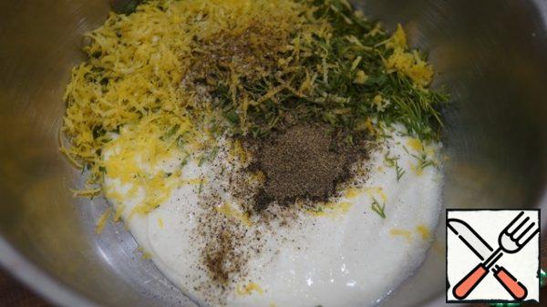 Make the filling in a bowl spread soft cottage cheese, salt it, pepper and RUB it on a grater zest from two lemons.