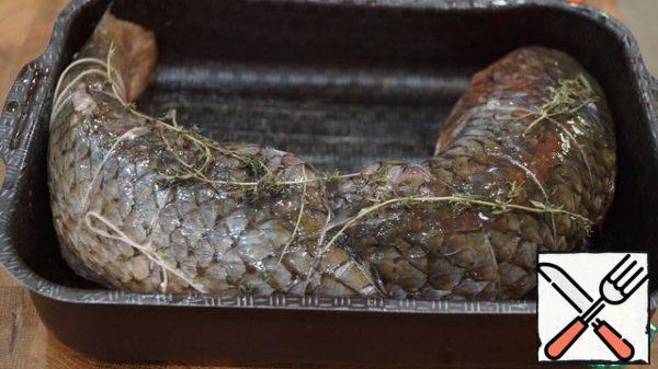 Tie the fish with a culinary thread. I did it for the first time, it turned out not very masterpiece))) Try to make the thread roughly cut your fish into portions, so it will be more convenient to cut it later. Put the finished fish on a baking sheet, brush with vegetable oil and put thyme sprigs on top.