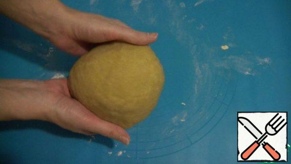 Next, add 200 g of flour, continuing to stir, knead the dough to a thick viscous consistency, during the brewing process the color of the dough will become darker. It takes 10-15 minutes. Then remove the container with the dough from the bath, let it cool down a little and add the rest of the flour, stirring with a spoon. Flour can take less, do not forget! The dough turns out soft and does not stick to your hands. Put the dough in a bag and put it in the refrigerator for 30-40 minutes.