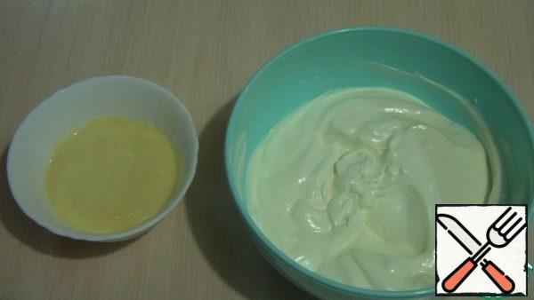 Our creams are ready. The Kurd became denser (the consistency of 15% sour cream). Collect the cake.