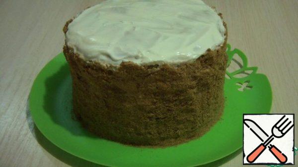 The final cake, as well as the sides of the cake, is also smeared with sour cream. From scraps, make a crumb and sprinkle it on the sides of the cake.