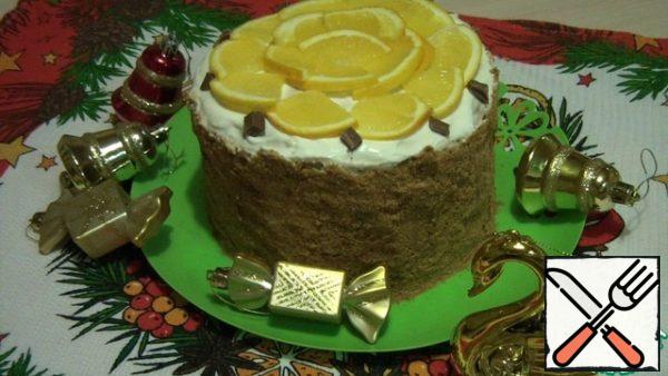 Before serving, decorate the cake with orange slices and chocolate.