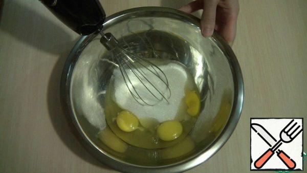 Beat the eggs with sugar until frothy.