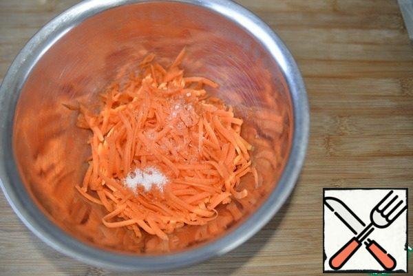Add salt and sugar to the carrots and RUB lightly with your hands. Pour the vinegar and mix.
