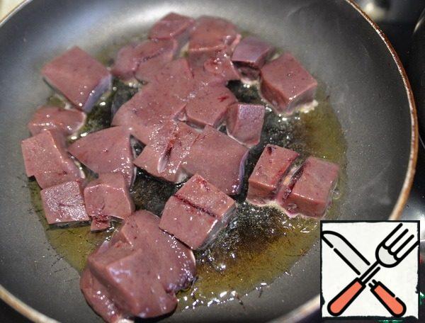 Wash liver, dry. Cut into medium pieces. In a hot pan, pour vegetable oil, put the liver and brown on all sides over high heat.