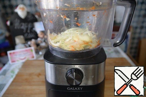 Peel the onion and cut it into strips. For this purpose it is convenient to use the shredder of a food processor.