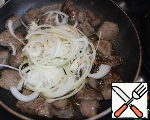 Spread the liver and put the onion in the middle. Fry the onion until transparent over medium heat.