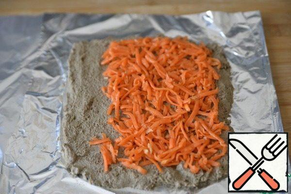 Squeeze out the excess liquid from the carrots, put it on the pate, stepping back from one edge. I lost half of my boiled carrots.