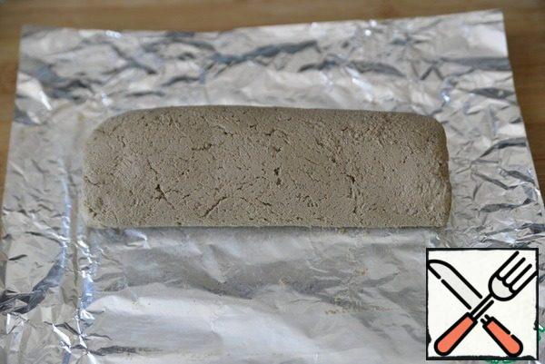 Roll the pate with carrots into a roll, covered with foil. Wrap the roll in foil. Store in the refrigerator until serving (at least 1 hour).