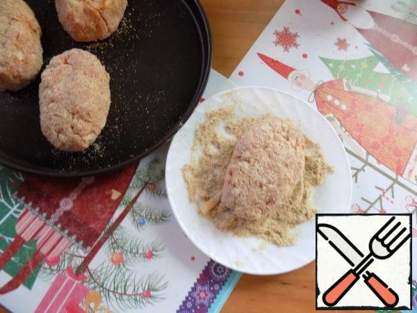 I will bake cutlets in the oven and for this purpose I will take a non-stick round shape D-24 cm. I will just fit 4 pieces of fairly large cutlets on it. Formed cutlets rolled in breadcrumbs and immediately laid out on the form. Put in a preheated oven to t-180 C for 15 minutes.